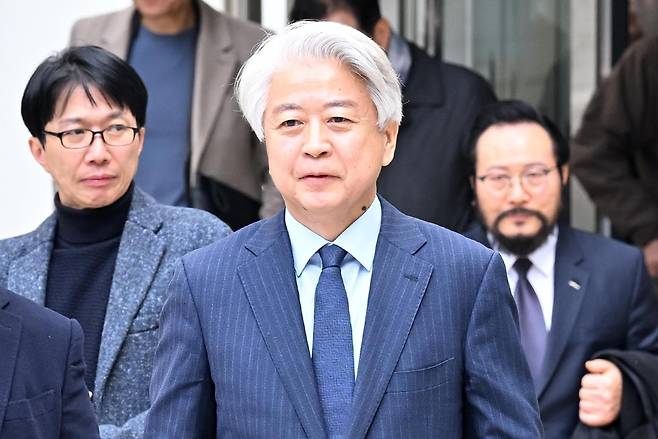 노웅래(중간) 전 더불어민주당 의원이 지난해 11월 26일 서울 서초구 서울중앙지법에서 열린 1심 선고 공판에서 무죄를 받은 뒤 법원을 나서고 있다. 민경석 기자