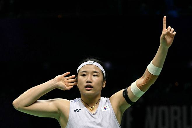 우승 직후 관중들의 환호를 유도하는 안세영. AFP=연합뉴스