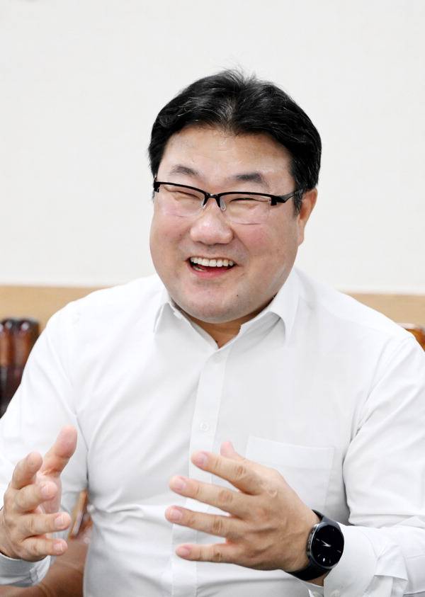 최정웅 부산진구의회 의원이 헌혈 문화 확산을 위한 소신을 밝히고 있다.  김성효 선임기자