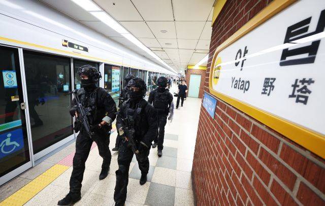 흉기난동 예고글이 올라온 경기 성남시 수인분당선 야탑역에서 지난 9월 경찰특공대가 순찰하고 있다. 연합뉴스