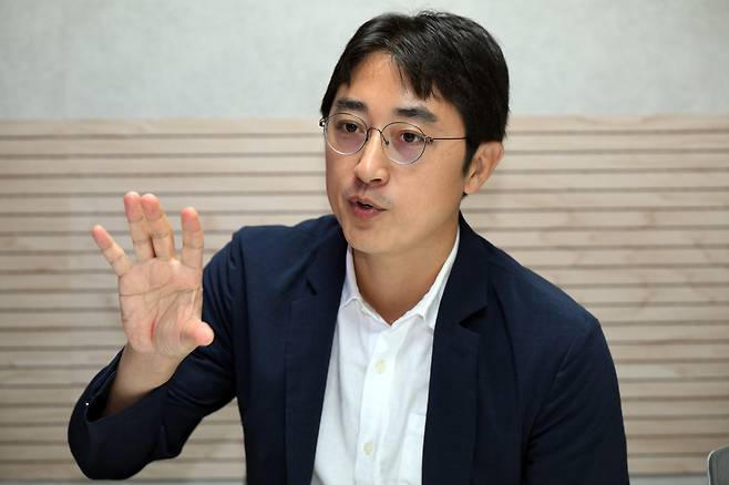 윤세종 플랜1.5 변호사가 22일 서울 강남구의 한 공유오피스 회의실에서 국민일보와 만나 최근 국회 특위를 통과한 탄소중립법 개정안에 대해 말하고 있다. 이번 개정안은 헌법재판소가 2024년 헌법불합치 결정을 내려 후속 입법으로 마련된 것인데, 윤 변호사가 당시 ‘청소년 기후 헌법소원’을 제기했다. 최현규 기자
