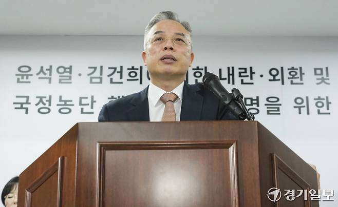 3대 특검 이후 남은 의혹을 수사한 2차 종합특별검사팀 권창영 특별검사가 24일 과천시 특검사무실에서 2차 종합특검 180일간의 수사 결과에 대해 브리핑을 하고 있다. 홍기웅기자