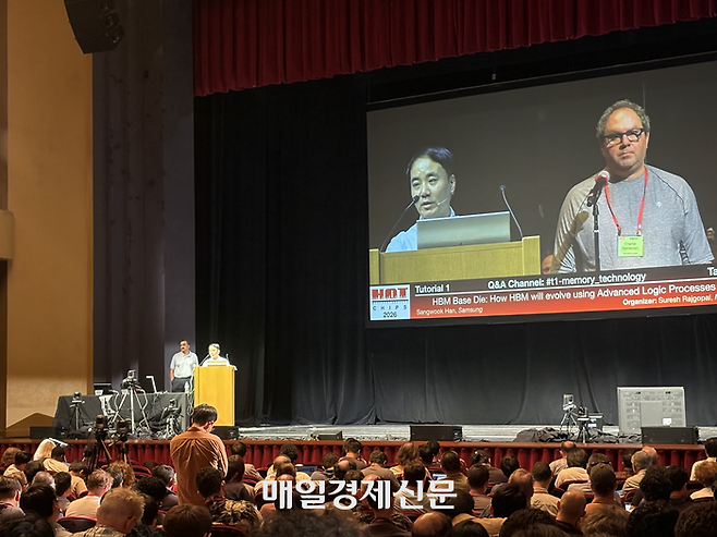 삼성전자 메모리사업부 DRAM설계팀 한상욱 테크니컬리더(TL)이 23일(현지시간) 미국 스탠퍼드대에서 열린 반도체 학회 ‘핫칩스 2026’에서 발표하고 있다. [사진=원호섭 특파원]