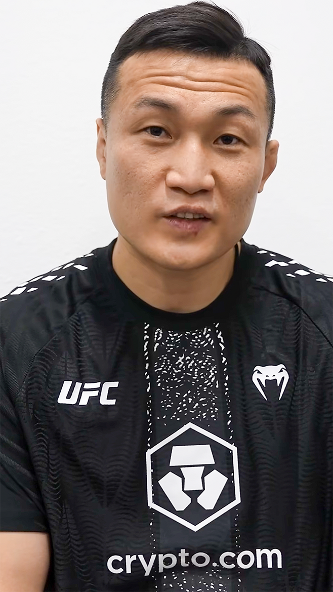 UFC 타이틀 도전자 코리안좀비MMA 정찬성 관장이 2026년 5월 미국 네바다주 엔터프라이즈의 메타 에이펙스에서 UFC 파이트 나이트 276 코-메인이벤트 출전 선수 ‘코리안 슈퍼보이’ 최두호의 세컨드 자격으로 인터뷰하고 있다. 사진=TKO