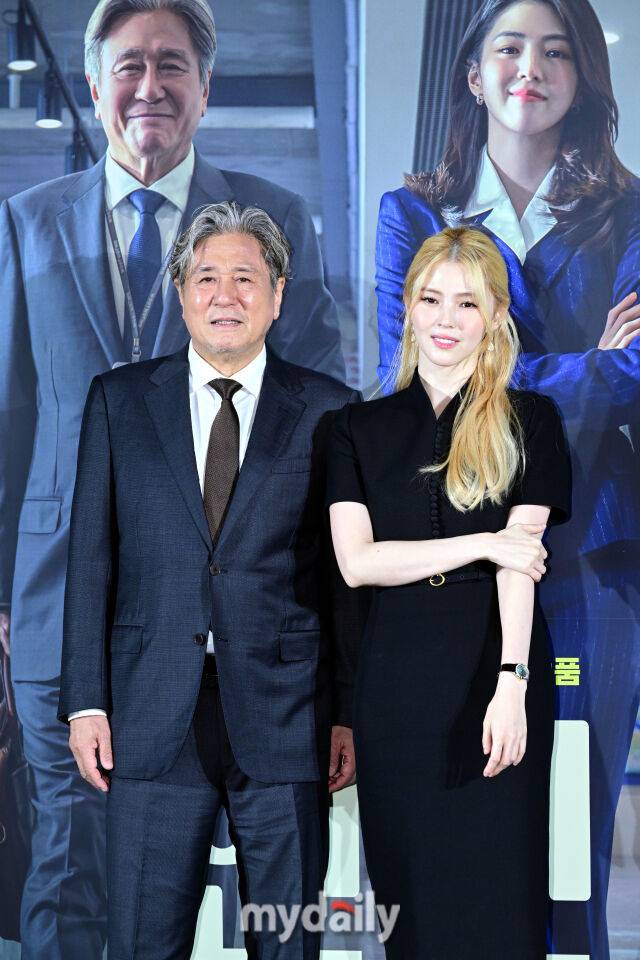 2026년 8월 24일 오전 서울 CGV 용산아이파크몰에서 진행된 영화 '인턴' 제작보고회에서 최민식과 한소희가 포즈를 취하고 있다. / 곽경훈 기자