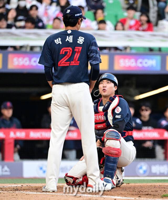 2026년 5월 1일 오후 인천 SSG 랜더스필드에서 열린 '2026 신한 SOL KBO리그' 롯데 자이언츠와 SSG 랜더스의 경기. 롯데 선발투수 박세웅이 포수 손성빈과 함께 이야기를 나누고 있다./유진형 기자