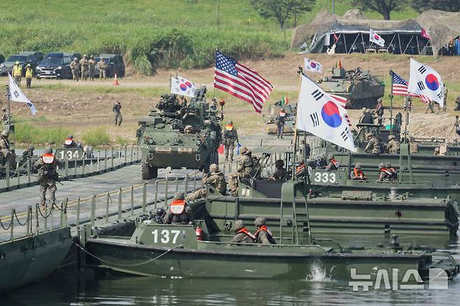 [여주=AP/뉴시스] 미국 보수 성향 매체 폭스뉴스는 23일(현지시간) '트럼프, 김정은과 핵 포커게임을 벌이다-하지만 패는 누가 쥐고 있나'라는 제목의 기사에서 트럼프 대통령이 1기 때보다 합의를 타결할 유인이 크게 줄어든 북한을 상대하고 있다고 진단했다. 사진은 2025년 8월27일 경기 여주시 남한강에서 열린 한미연합 도하훈련에서 미 육군 스트라이커 전투여단 차량이 부교를 건너는 모습. 이번 훈련은 '을지 자유의 방패 25'(UFS 25)의 일환으로 진행됐다. 2026.08.24.