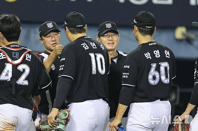 [서울=뉴시스] 권창회 기자 = 19일 서울 송파구 잠실야구장에서 열린 2026 KBO리그 KT 위즈와 LG 트윈스의 경기, 4:1로 승리한 KT 이강철 감독이 미소짓고 있다. 2026.07.19. kch0523@newsis.com