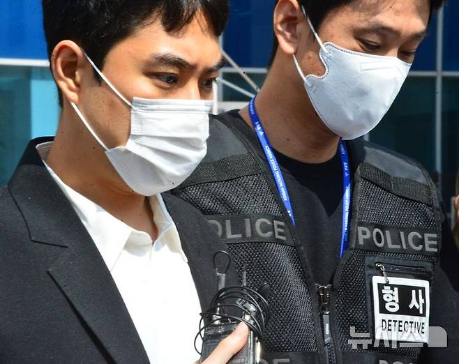 [청주=뉴시스] 서주영 기자 = 최영중 전 충북 청주시의원이 30일 오후 영장실질심사를 끝낸 뒤 청주지법에서 나오고 있다. 2026.07.30. juyeong@newsis.com