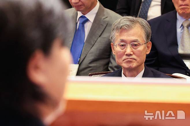 [서울=뉴시스] 권창회 기자 = 조희대 대법원장이 24일 서울 중구 더그랜드롯데 서울에서 열린 제34회 법의 지배를 위한 변호사대회에서 서영교 국회 법사위원장의 축사를 지켜보고 있다. 2026.08.24. kch0523@newsis.com