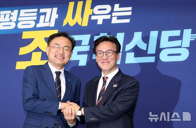 [서울=뉴시스] 고범준 기자 = 신장식 조국혁신당 대표가 24일 서울 여의도 국회에서 김민석 더불어민주당 대표를 접견하며 기념촬영을 하고 있다. 2026.08.24. bjko@newsis.com