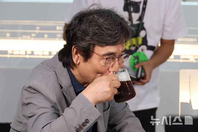 [서울=뉴시스] 고승민 기자 = 유시민 작가가 25일 서울 코엑스에서 열린 2026 서울국제도서전 돌베개X평산책방 부스에서 문재인 전 대통령과 북 토크를 하기 전 음료를 마시고 있다. 2026.06.25. kkssmm99@newsis.com