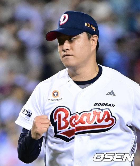 [OSEN=잠실, 조은정 기자]프로야구 두산 베어스가 곽빈의 호투를 앞세워 롯데 자이언츠의 6연승을 저지했다.김원형 감독이 이끄는 두산은 23일 서울 잠실구장에서 열린 2026 신한 SOL KBO리그 롯데 자이언츠와의 홈경기에서 3-1로 승리했다. 이날 승리로 두산은 2연패를 끊고 시즌 전적 58승50패4무를 만들었다. 반면 5연승이 끊긴 롯데는 50승58패2무를 마크했다.두산 이영하가 승리를 기뻐하고 있다.  2026.08.23 /cej@osen.co.kr