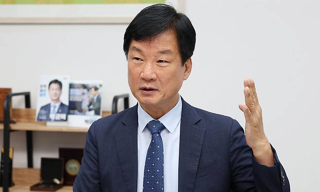더불어민주당 박균택 의원이 지난 20일 서울 여의도 국회에서 산업스파이 가중처벌에 관한 특별법을 추진하려는 이유와 경제안보 수호의 중요성 등을 설명하고 있다. 남정탁 기자