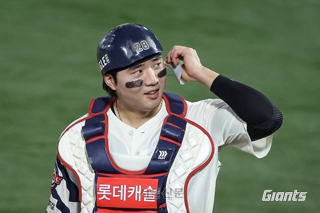 롯데 자이언츠 주전 포수 손성빈이 19일 부산 사직구장에서 열린 롯데와 키움 히어로즈의 경기에서 피치컴을 착용하고 있다. 2026.8.19 롯데 자이언츠 제공