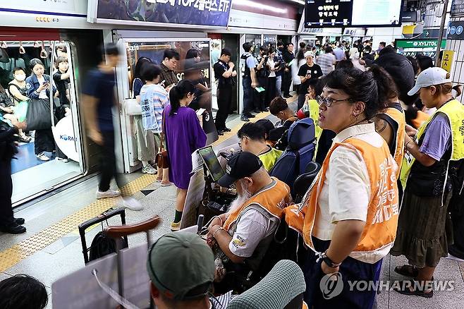 서울역서 시위하는 전장연 (서울=연합뉴스) 윤동진 기자 = 전국장애인차별철폐연대(전장연) 소속 회원들이 24일 서울역에서 '출근길 지하철 탑니다' 시위를 하고 있다. 2026.8.24 mon@yna.co.kr