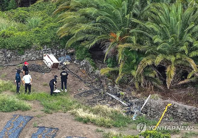경찰, 실종 장미란씨 추정 시신 발견 (제주=연합뉴스) 박지호 기자 = 경찰이 24일 제주시 한림읍 수원리의 소철나무 숲에서 수개월 전 실종됐던 장미란씨로 추정되는 시신을 발견해 현장 감식을 진행하고 있다. 2026.8.24 jihopark@yna.co.kr