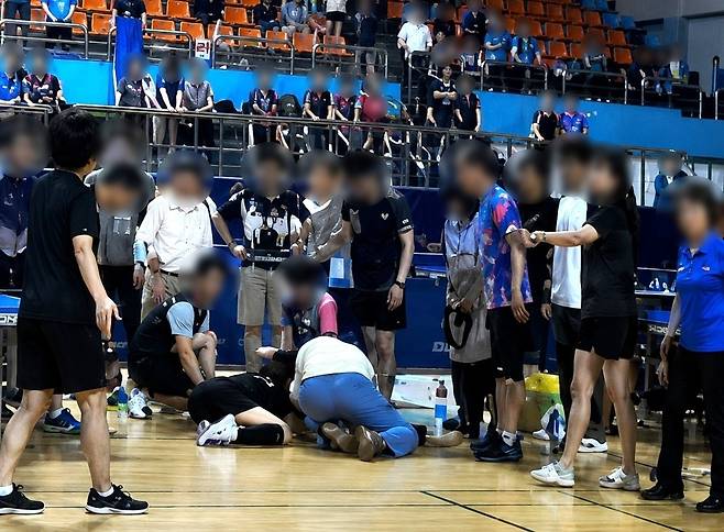 심폐소생술 하는 시민들과 비번 소방대원 [전북자치도소방본부 제공. 재판매 및 DB 금지]