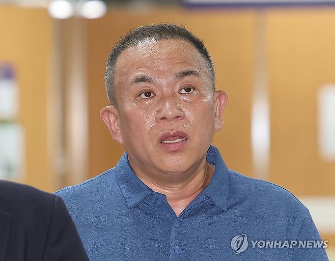 법정 향하는 명태균 (서울=연합뉴스) 박동주 기자 = 정치 브로커 명태균으로부터 여론조사를 무상으로 받은 혐의로 기소된 윤석열 전 대통령의 1심 결과가 나오는 13일 명씨가 서울 서초구 서울중앙지법에서 열린 선고 공판에 출석하고 있다. 2026.7.13 pdj6635@yna.co.kr