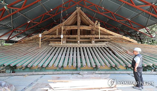 2024년 지붕 보수 공사가 진행 중인 성균관 대성전 [연합뉴스 자료사진]