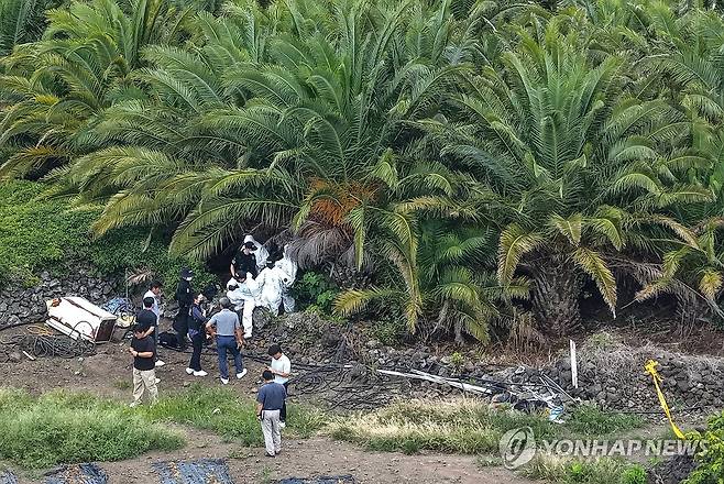 경찰, 실종 장미란씨 시신 발견 (제주=연합뉴스) 박지호 기자 = 경찰이 24일 제주시 한림읍의 한 야자수농장에서 수개월 전 실종됐던 장미란씨 시신을 발견해 현장 감식을 진행하고 있다. 2026.8.24 jihopark@yna.co.kr