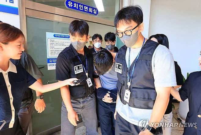 체포적부심사 받으러 가는 실종 허위종결 경찰관 (제주=연합뉴스) 전지혜 기자 = 실종사건 허위 종결 등 혐의를 받는 A 경장이 24일 오전 체포적부심사를 받으러 가기 위해 제주동부경찰서 유치장에서 나오고 있다. 2026.8.24 atoz@yna.co.kr