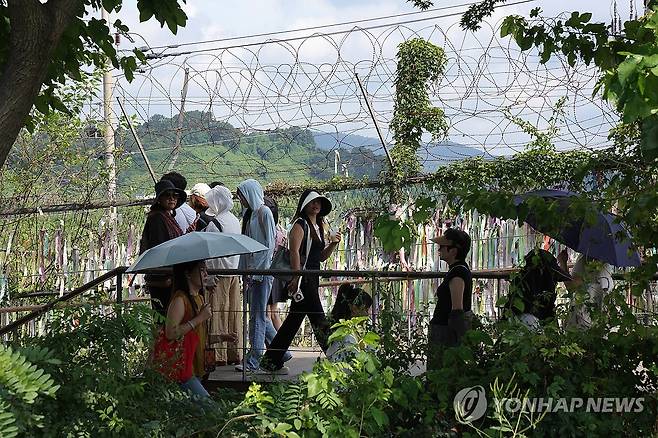 가을 문턱의 폭염 (파주=연합뉴스) 임병식 기자 = 폭염이 기승을 부린 24일 경기도 파주시 임진각에서 외국인 관광객들이 모자와 양산 등으로 햇빛을 가린 채 이동하고 있다. 2026.8.24 andphotodo@yna.co.kr