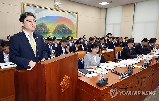 정무위원회, 2025 회계연도 결산보고하는 이억원 금융위원장 (서울=연합뉴스) 배재만 기자 = 이억원 금융위원장이 24일 국회에서 열린 정무위원회 제1차 전체회의에서 2025 회계연도 결산보고를 하고 있다. 2026.8.24 scoop@yna.co.kr