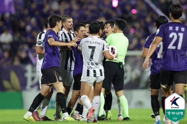 지난 22일 안양종합운동장에서 열린 경기에서 FC서울과 신경전을 벌이고 있는 FC안양 선수들. /한국프로축구연맹 제공