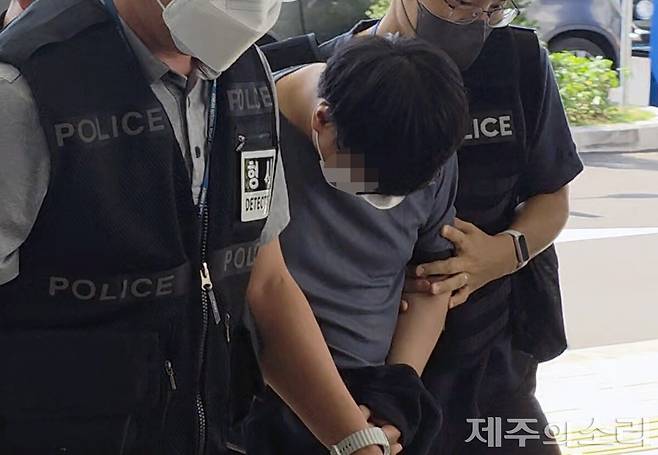 체포적부심사를 받기 위해 제주지방법원에 출석 중인 A경장. ⓒ제주의소리