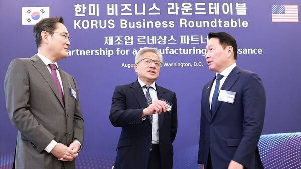 이재용 삼성전자 회장과 최태원 대한상공회의소 회장 겸 SK그룹 회장이 지난해 미국 워싱턴DC 윌라드 호텔에서 열린 한미 비즈니스 라운드 테이블 리셉션에서 젠슨 황 엔비디아 최고경영자(CEO)와 대화하고 있다. [출처=연합]
