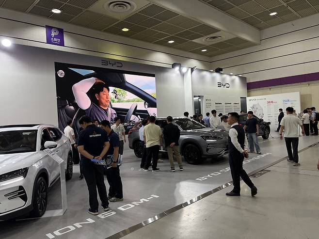 25일 열린 EV 트렌드 코리아 2026에 전시된 비야디 전기차를 관람하고 있는 관객들. (사진=표진수기자)