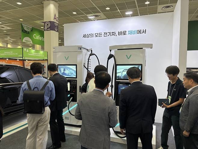 전기차 충전기 브랜드 채비에서 충전 체험을 하고 있는 관객들. (사진=표진수기자)