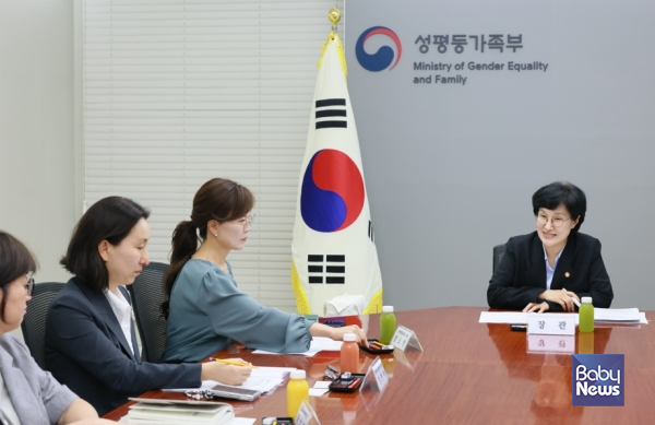 원민경 성평등가족부 장관이 지난 13일 오후 정부서울청사에서 '양육비 채무 불이행자 재제조치 및 이행방안 전문가 간담회'를 주재하며 양육비 이행 강화 방안에 대해 논의하고 있다. ⓒ성평등가족부