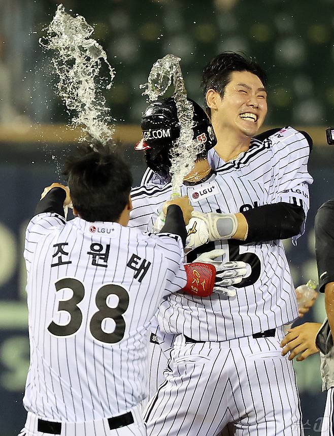 25일 오후 서울 송파구 잠실야구장에서 열린 프로야구 '2026 신한은행 SOL KBO리그' NC 다이노스와 LG 트윈스의 경기, LG 홍창기가 10회말 2사 1,3루 상황에서 끝내기 안타를 친 뒤 동료들과 기쁨을 나누고 있다. 2026.8.25 ⓒ 뉴스1 김진환 기자
