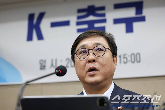6일 오후 서울 송파구 올림픽파크텔 베를린홀에서 'K-축구 혁신위원회' 출범식이 열렸다. 최휘영 문화체육관광부 장관 모두발언을 하고 있다. 정재근 기자 cjg@sportschosun.com/2026.7.6/