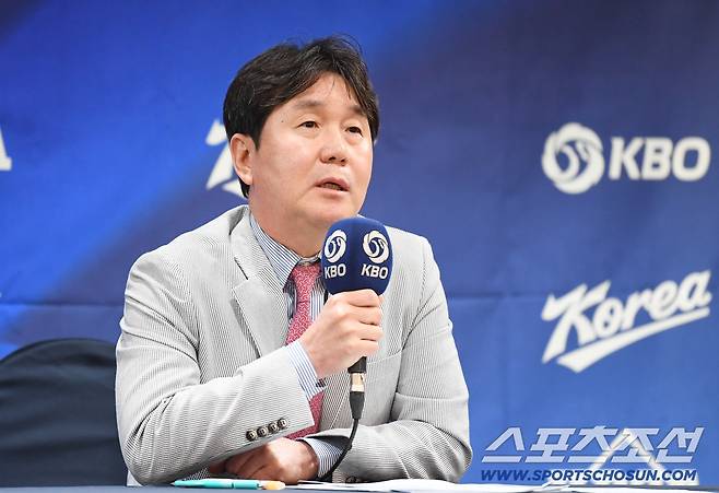 2026 아시안게임 야구대표팀 명단 발표 기자회견이 11일 오후 서울 중구 한국프레스센터에서 열렸다. 류지현 감독이 질문에 답하고 있다. 정재근 기자 cjg@sportschosun.com/2026.6.11/