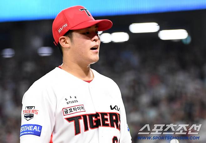 25일 광주 기아챔피언스필드에서 열린 KIA와 롯데의 경기. 5회초 2사 KIA 선발 시라카와가 마운드에서 내려오고 있다. 광주=박재만 기자 pjm@sportschosun.com/2026.08.25/