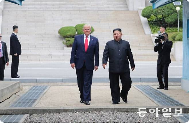 도널드 트럼프 미국 대통령이 트루스소셜에 올린 김정은 북한 국무위원장과 함께 있는 사진. 트루스소셜 캡쳐