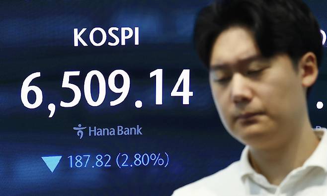 25일 오전 서울 중구 하나은행 본점 딜링룸 전광판에 하락 중인 코스피 지수가 표시돼 있다. 이날 코스피는 전 거래일보다 2.40% 내린 6535.93으로 출발했다. 2026.8.25 뉴스1