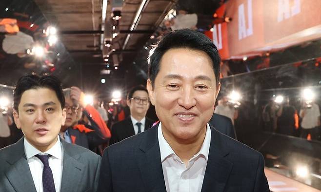 오세훈 서울시장이 24일 서울 을지로입구역 인근에서 열린 K-문화 스테이션 개장식에 참석해 설치 작품들을 살펴보고 있다. 연합뉴스
