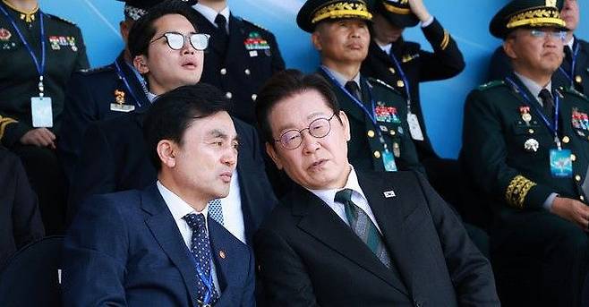 2025년 10월 1일 이재명 대통령이 충남 계룡대 대연병장에서 열린 건군 77주년 국군의 날 기념행사에서 안규백 국방부 장관과 대화하고 있다. [연합뉴스]