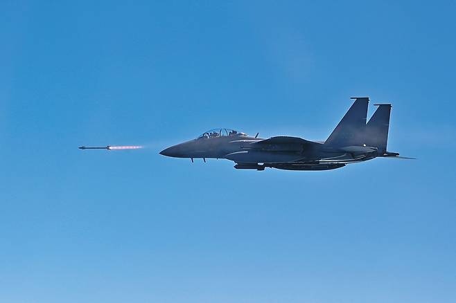 F-15K 전투기가 순항미사일이나 무인공격기 역할을 하는 훈련용 표적을 향해 AIM-9X 공대공 미사일을 발사하고 있는 모습. 뉴스1