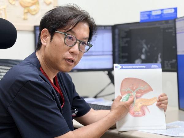 이상수 좋은강안병원 췌장담도센터장이 지역간 의료 격차 해소와 부울경 췌장 담도 질환 거점 육성 등 앞으로의 계획을 설명하고 있다.  좋은강안병원 제공
