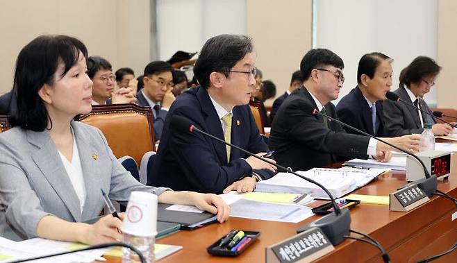 이억원 금융위원장이 24일 국회에서 열린 정무위원회 제1차 전체회의에서 위원들의 질의에 답하고 있다. 연합뉴스