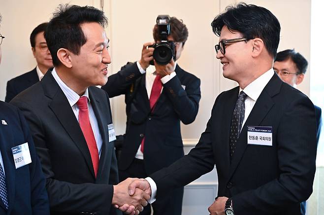 오세훈 서울시장과 한동훈 무소속 의원 / 사진 = 연합뉴스