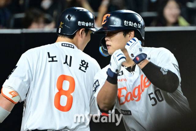 18일 대전 한화생명 볼파크 야구장에서 열린 '2026 신한 SOL KBO리그' KIA 타이거즈와 한화 이글스 경기. 한화 강백호(오른쪽)가 6회말 첫 타자로 나와 솔로포를 친 후 노시환과 기뻐하고 있다./마이데일리