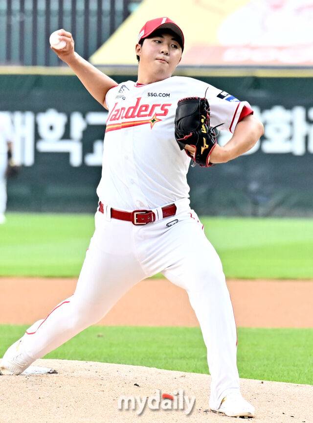 4일 오후 인천광역시 문학동 SSG랜더스필드에서 진행된 '2026 프로야구 KBO리그' SSG랜더스와 LG트윈스의 경기. SSG 선발투수 김민준이 역투하고 있다./마이데일리