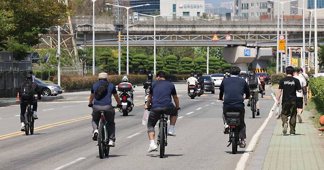 이달 20일 울산시 북구 현대자동차 울산공장 명촌정문에서 오전조 근무자들이 4시간 부분파업으로 일찍 퇴근하고 있다. [연합]