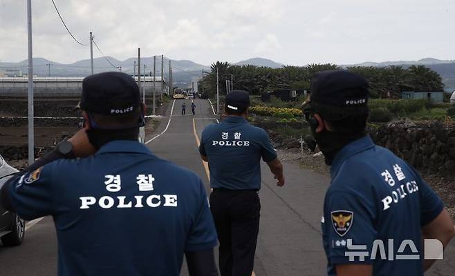[제주=뉴시스] 우장호 기자 = 경찰이 24일 제주시 한림읍 수원리 인근 소철나무 숲에서 지난 5월 실종된 장미란씨 추정 시신을 발견해 현장 감식을 진행하고 있다. 2026.08.24. woo1223@newsis.com